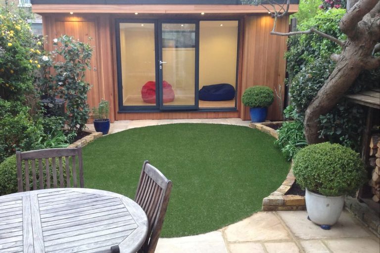 The Crusoe Pad in garden